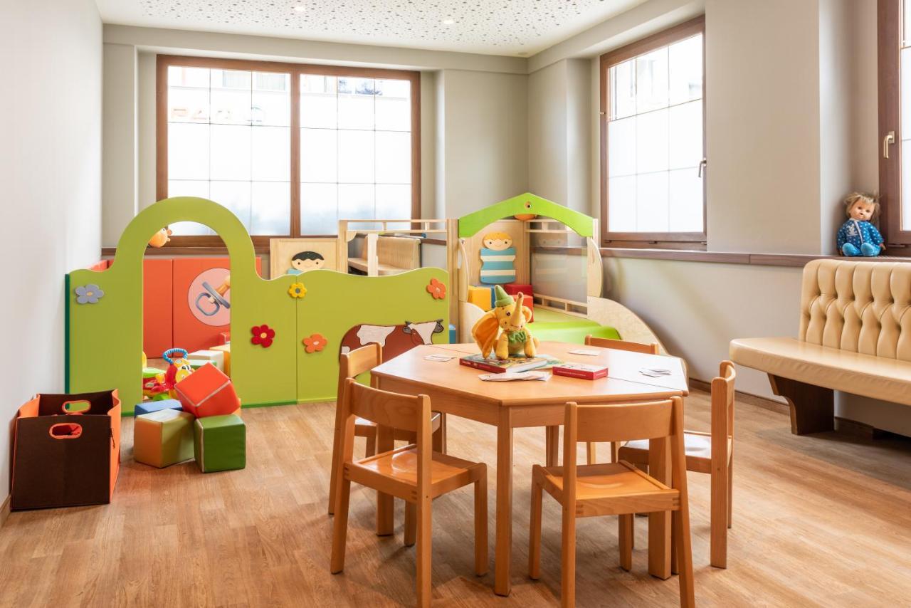 Family Hotel Posta Santa Cristina Val Gardena ภายนอก รูปภาพ