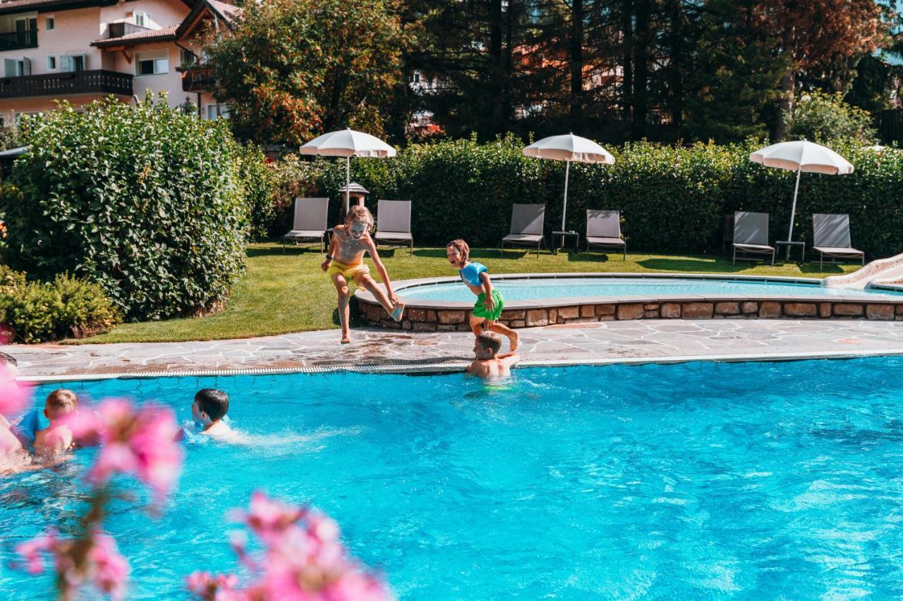 Family Hotel Posta Santa Cristina Val Gardena ภายนอก รูปภาพ