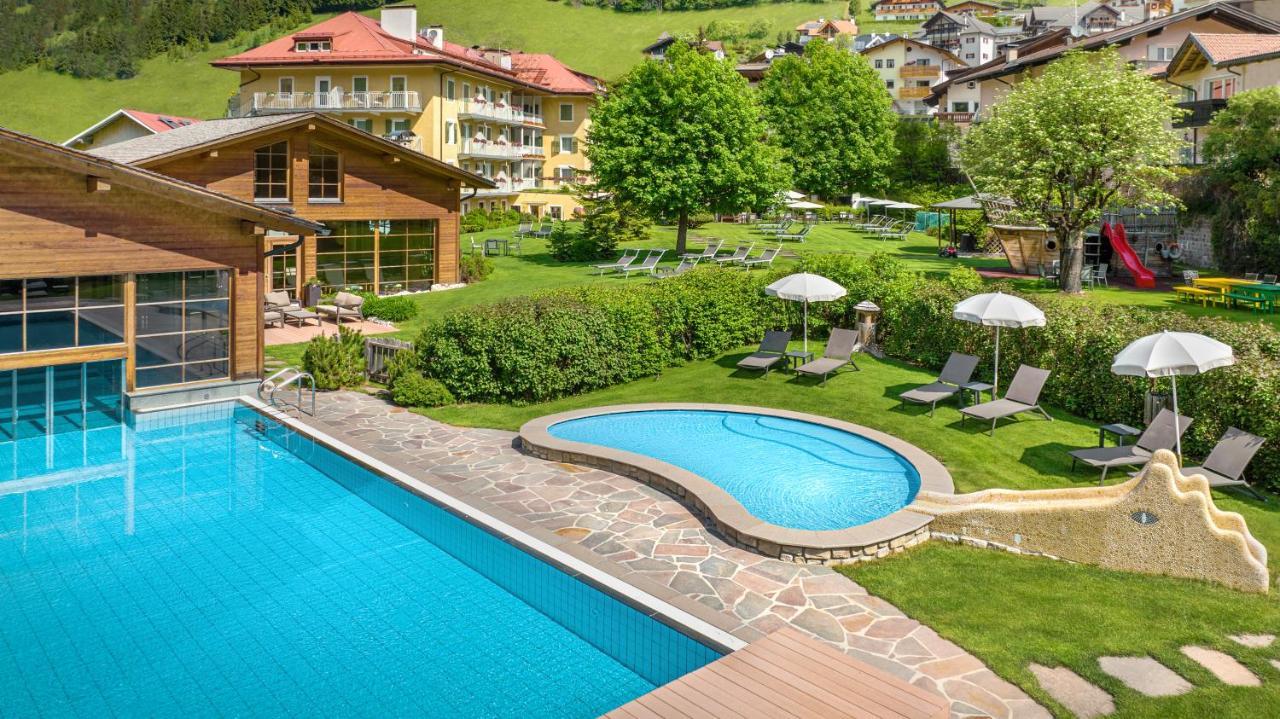 Family Hotel Posta Santa Cristina Val Gardena ภายนอก รูปภาพ