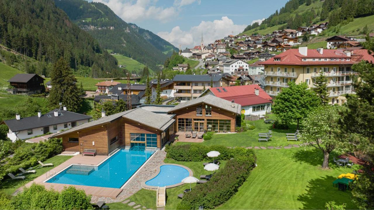 Family Hotel Posta Santa Cristina Val Gardena ภายนอก รูปภาพ