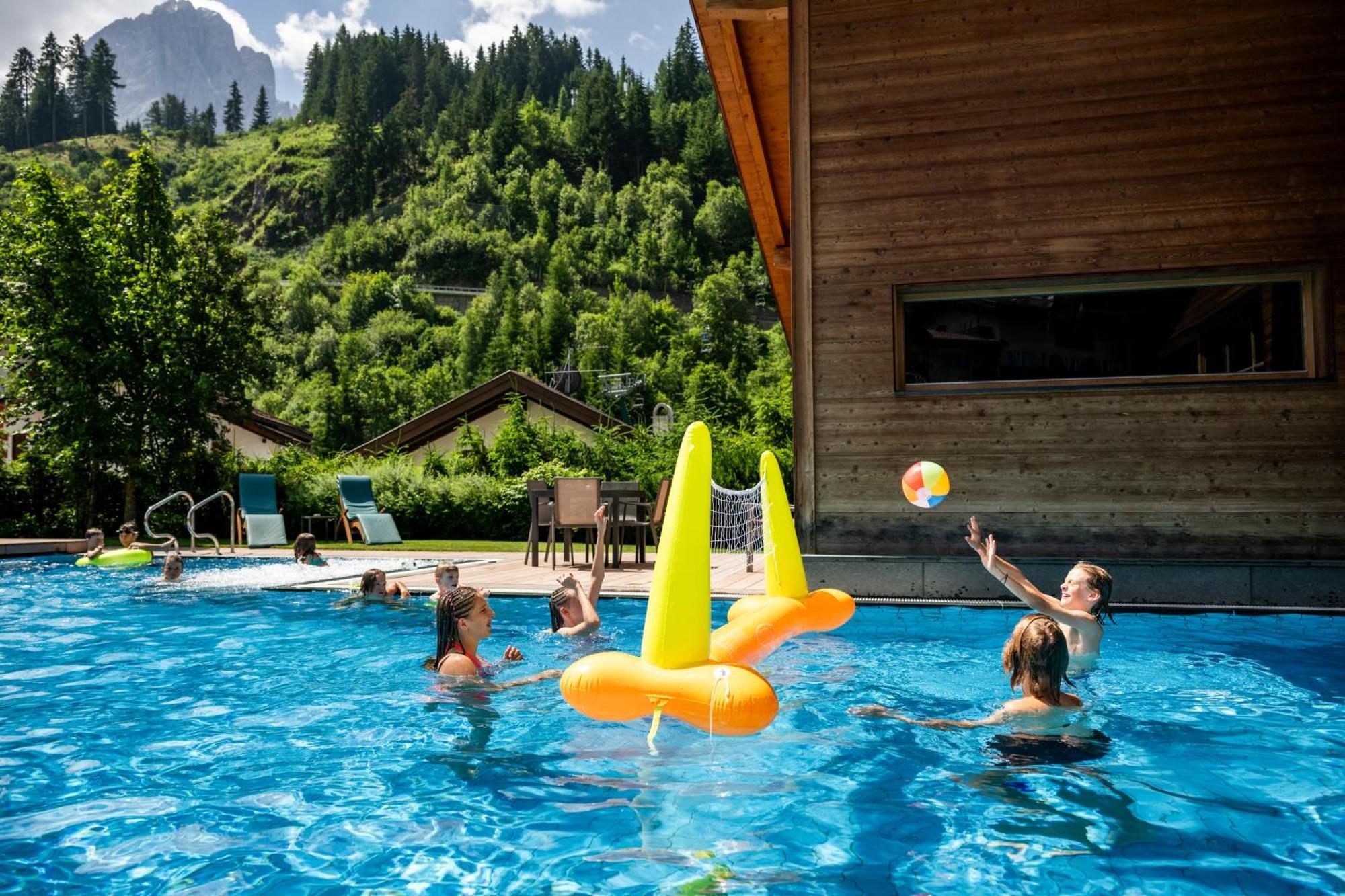 Family Hotel Posta Santa Cristina Val Gardena ภายนอก รูปภาพ
