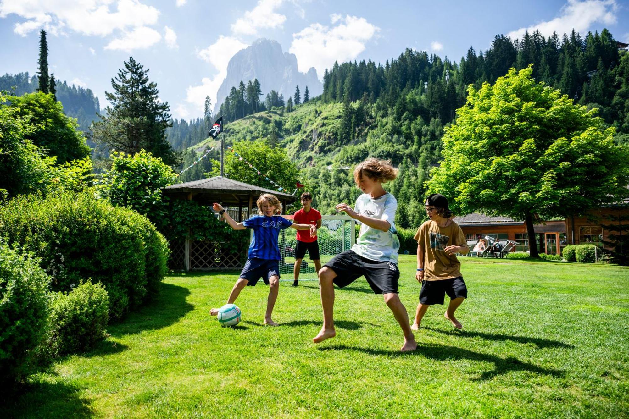 Family Hotel Posta Santa Cristina Val Gardena ภายนอก รูปภาพ